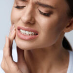 5 طرق طبيعية لعلاج الم الاسنان بالاعشاب